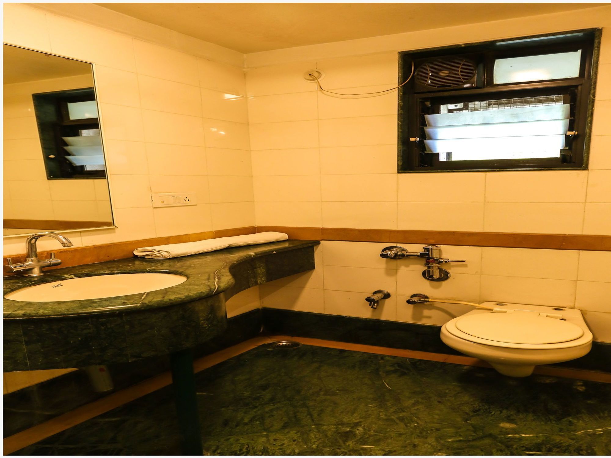 Hotel Lotus Pune Esterno foto
